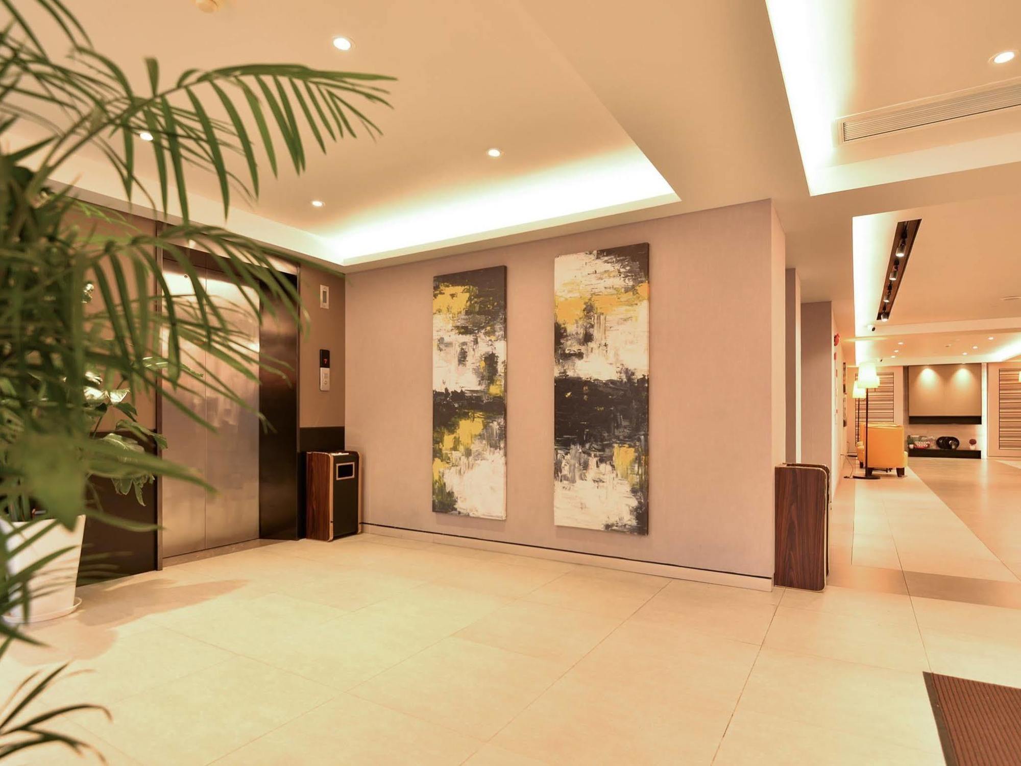Home Inns Plus Shanghai Xujiahui Branch Buitenkant foto