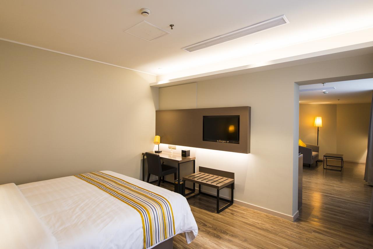 Home Inns Plus Shanghai Xujiahui Branch Buitenkant foto