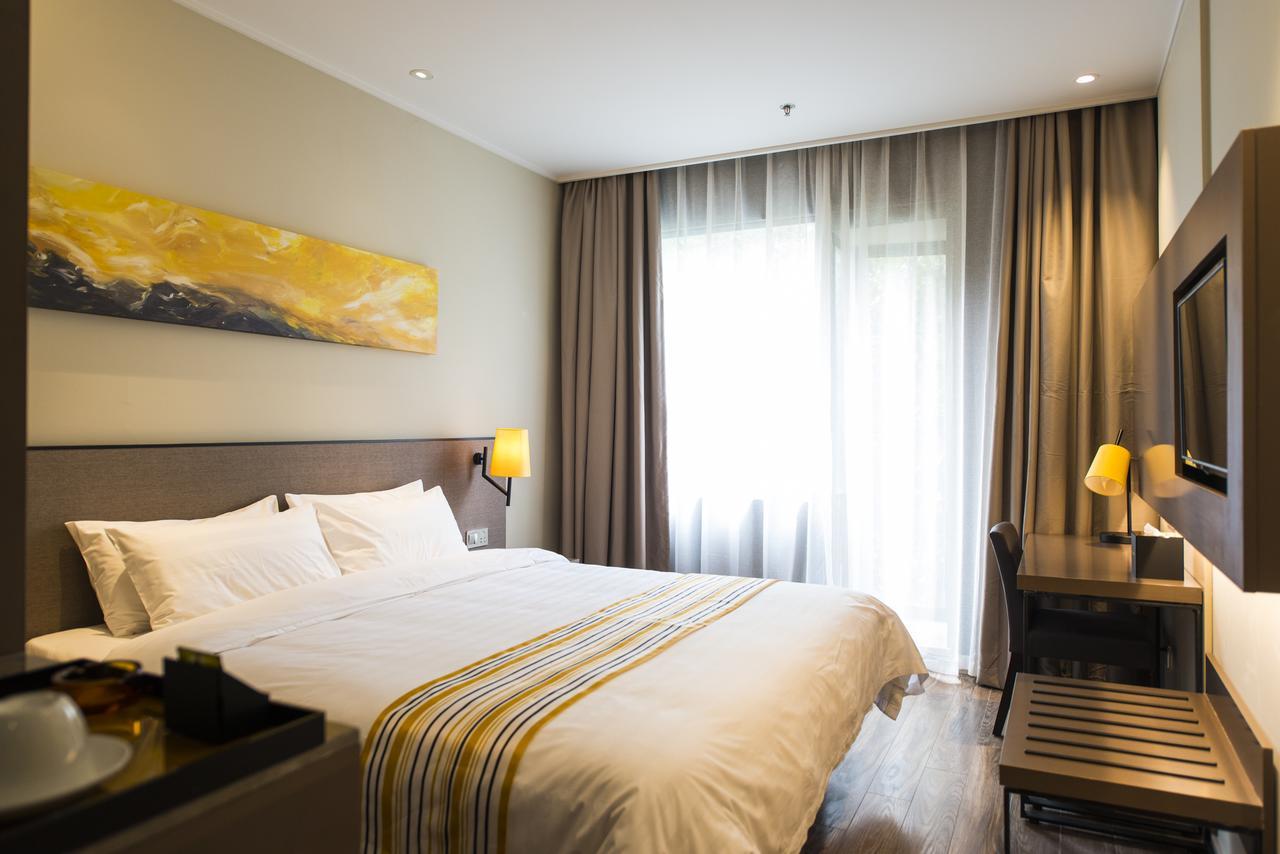 Home Inns Plus Shanghai Xujiahui Branch Buitenkant foto